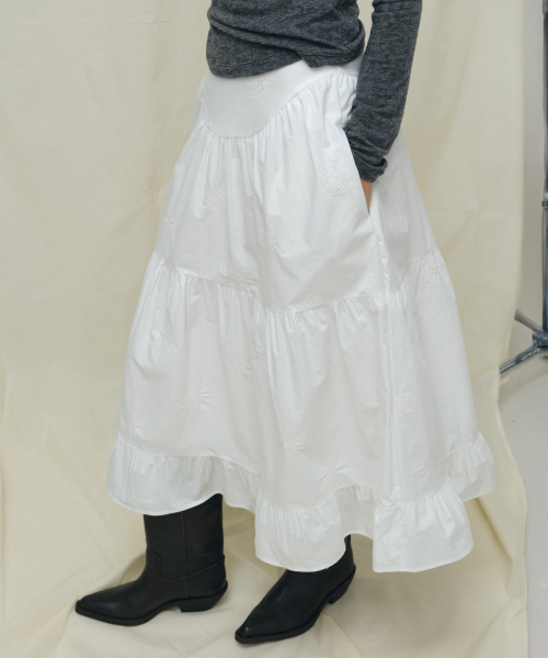 MAIS（マイス）の「EMBROIDERED SHIRRED TIERED MAXI SKIRT / WHITE（スカート・レディース・ホワイト・1(S)/2(M)）」の2枚目の写真