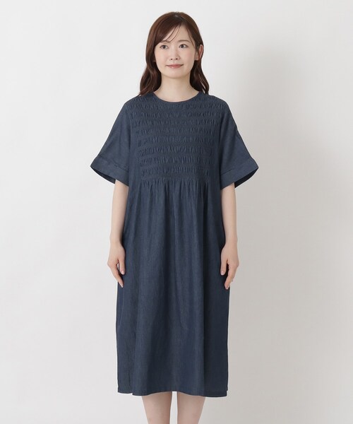 one'sterrace(ワンズテラス)の「スモッキング 刺繍入りデニムワンピース(ワンピース・レディース・ネイビー系5/ブルー系その他7/ブラック系8・02)」の4枚目の写真