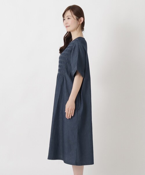 one'sterrace(ワンズテラス)の「スモッキング 刺繍入りデニムワンピース(ワンピース・レディース・ネイビー系5/ブルー系その他7/ブラック系8・02)」の5枚目の写真