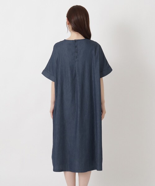 one'sterrace(ワンズテラス)の「スモッキング 刺繍入りデニムワンピース(ワンピース・レディース・ネイビー系5/ブルー系その他7/ブラック系8・02)」の6枚目の写真