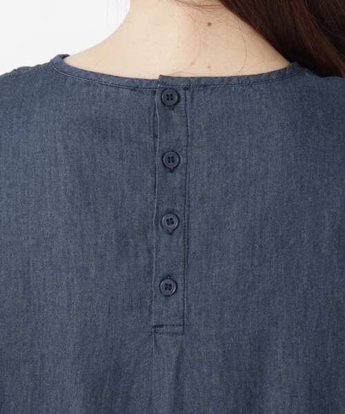 one'sterrace(ワンズテラス)の「スモッキング 刺繍入りデニムワンピース(ワンピース・レディース・ネイビー系5/ブルー系その他7/ブラック系8・02)」の8枚目の写真