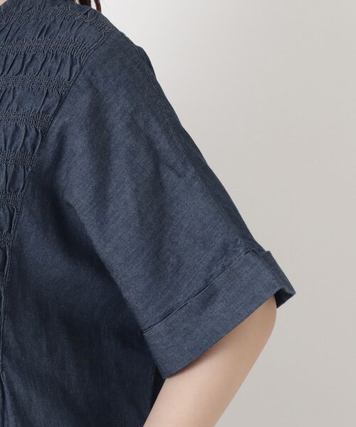one'sterrace(ワンズテラス)の「スモッキング 刺繍入りデニムワンピース(ワンピース・レディース・ネイビー系5/ブルー系その他7/ブラック系8・02)」の9枚目の写真