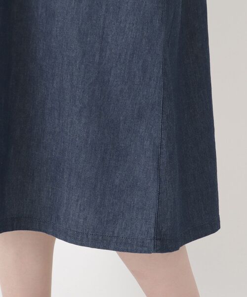 one'sterrace(ワンズテラス)の「スモッキング 刺繍入りデニムワンピース(ワンピース・レディース・ネイビー系5/ブルー系その他7/ブラック系8・02)」の11枚目の写真