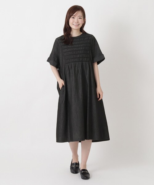 one'sterrace(ワンズテラス)の「スモッキング 刺繍入りデニムワンピース(ワンピース・レディース・ネイビー系5/ブルー系その他7/ブラック系8・02)」の14枚目の写真
