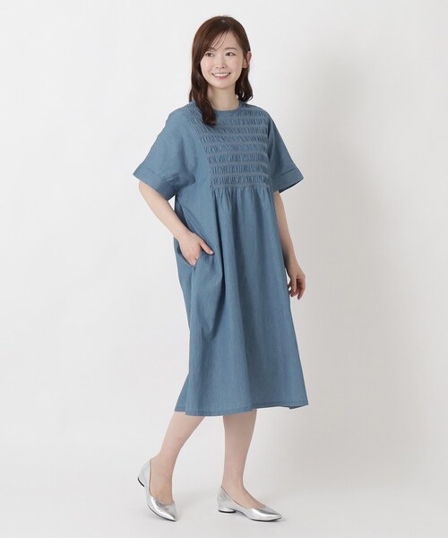 one'sterrace(ワンズテラス)の「スモッキング 刺繍入りデニムワンピース(ワンピース・レディース・ネイビー系5/ブルー系その他7/ブラック系8・02)」の16枚目の写真