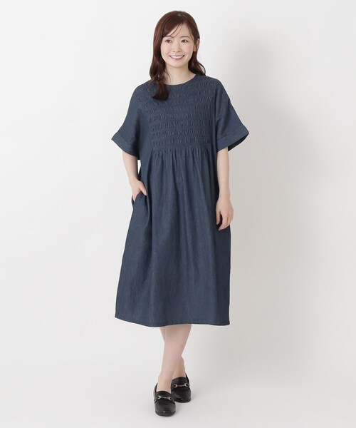 one'sterrace(ワンズテラス)の「スモッキング 刺繍入りデニムワンピース(ワンピース・レディース・ネイビー系5/ブルー系その他7/ブラック系8・02)」の18枚目の写真