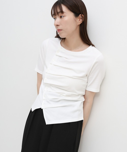 select MOCA(セレクトモカ)の「アシメボタンデザイントップス(Tシャツ/カットソー・レディース・ホワイト/グレー/ブラック・FREE)」の2枚目の写真