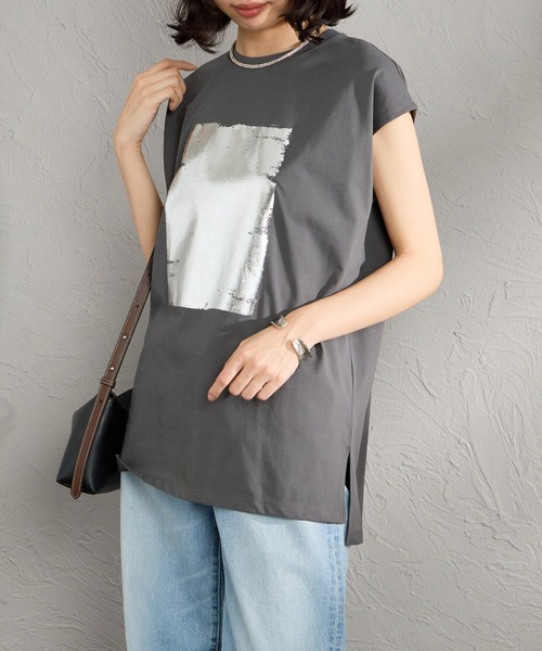MAISON DE L'ALLURE（メゾンドゥラリュール）の「[MAISON DE L'ALLURE/メゾンドゥラリュール] ボックス 箔プリント フレンチスリーブTシャツ（Tシャツ/カットソー・レディース・ブラック/ブルー/チャコールグレー/オフホワイト・F）」の3枚目の写真