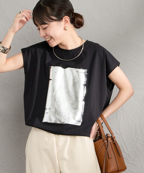 MAISON DE L'ALLURE（メゾンドゥラリュール）の「[MAISON DE L'ALLURE/メゾンドゥラリュール] ボックス 箔プリント フレンチスリーブTシャツ（Tシャツ/カットソー・レディース・ブラック/ブルー/チャコールグレー/オフホワイト・F）」の2枚目の写真