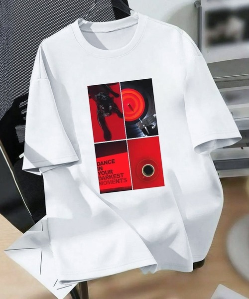 JOHNNY WOLF(ジョニーウルフ)の「FITTOA オーバーサイズ プリント Tシャツ(Tシャツ/カットソー・メンズ・ブラック系2/ホワイト系3/ホワイト系2/ホワイト系1/ブラック×レッド/ブラック/ブラック系1/ホワイト/パープル系その他/ブルー系その他・M/XL/L)」の3枚目の写真