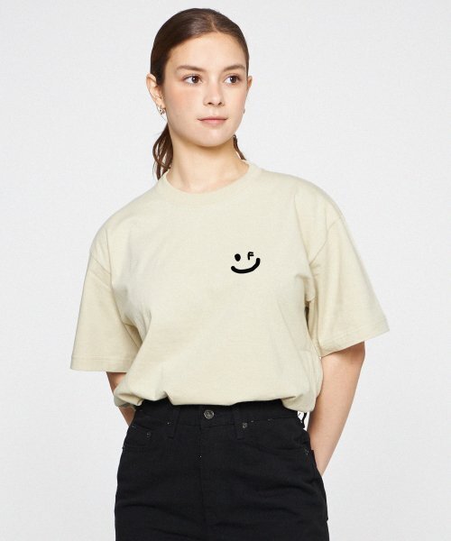 GRAVER（グレーバー）の「[ユニセックス]スモールドローイングスマイル半袖Tシャツ_サンドベージュ（Tシャツ/カットソー・レディース・ベージュ・SMALL/MEDIUM/LARGE/X-LARGE）」の5枚目の写真