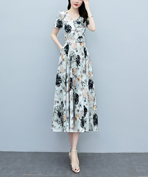 LUCPY(ラクピー)の「フラワープリントVネックフレアワンピース(ワンピース・レディース・ライトグリーン・XX-LARGE/X-LARGE/LARGE/MEDIUM)」の2枚目の写真