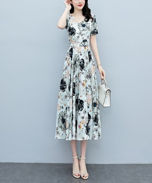 LUCPY(ラクピー)の「フラワープリントVネックフレアワンピース(ワンピース・レディース・ライトグリーン・XX-LARGE/X-LARGE/LARGE/MEDIUM)」の4枚目の写真