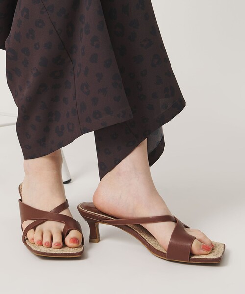BEAUTY&YOUTH UNITED ARROWS(ビューティーアンドユースユナイテッドアローズ)の「レザーライク サムリング クロス サンダル(サンダル・レディース・ブラック/ブラウン系・36/37/38)」の5枚目の写真