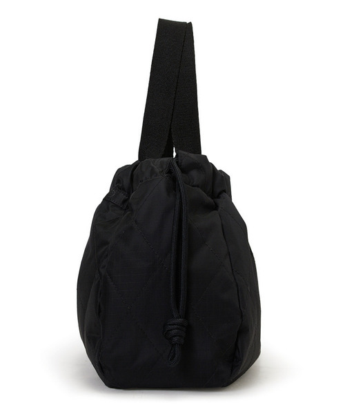LeSportsac(レスポートサック)の「CHAIN E/W DRAWSTRING BAG ミッドナイトキルトチェーン(ショルダーバッグ・レディース・ブラック・FREE)」の5枚目の写真