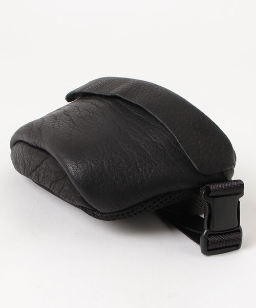 macromauro(マクロマウロ)の「【macromauro】 DEER LEATHER WAIST BAG M(ボディバッグ/ウエストポーチ・メンズ・ブラック/ブラウン・MEDIUM)」の4枚目の写真