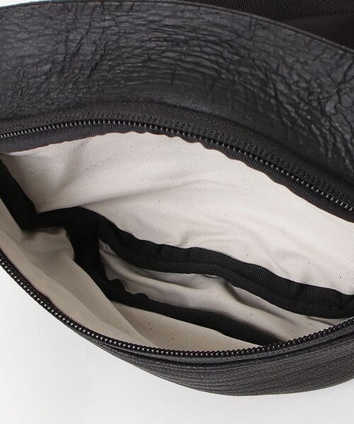 macromauro(マクロマウロ)の「【macromauro】 DEER LEATHER WAIST BAG M(ボディバッグ/ウエストポーチ・メンズ・ブラック/ブラウン・MEDIUM)」の5枚目の写真