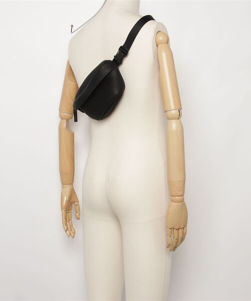 macromauro(マクロマウロ)の「【macromauro】 DEER LEATHER WAIST BAG M(ボディバッグ/ウエストポーチ・メンズ・ブラック/ブラウン・MEDIUM)」の6枚目の写真