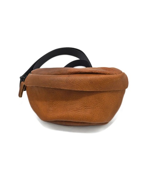 macromauro(マクロマウロ)の「【macromauro】 DEER LEATHER WAIST BAG M(ボディバッグ/ウエストポーチ・メンズ・ブラック/ブラウン・MEDIUM)」の2枚目の写真