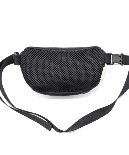 macromauro(マクロマウロ)の「【macromauro】 DEER LEATHER WAIST BAG M(ボディバッグ/ウエストポーチ・メンズ・ブラック/ブラウン・MEDIUM)」の8枚目の写真