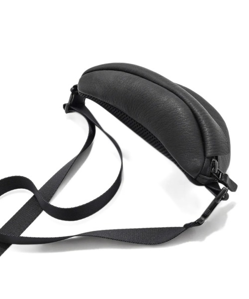 macromauro(マクロマウロ)の「【macromauro】 DEER LEATHER WAIST BAG M(ボディバッグ/ウエストポーチ・メンズ・ブラック/ブラウン・MEDIUM)」の9枚目の写真