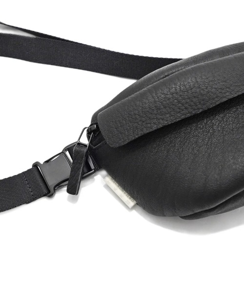 macromauro(マクロマウロ)の「【macromauro】 DEER LEATHER WAIST BAG M(ボディバッグ/ウエストポーチ・メンズ・ブラック/ブラウン・MEDIUM)」の10枚目の写真