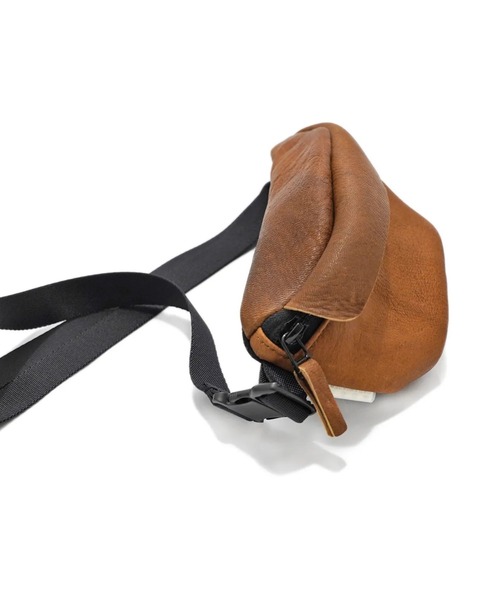 macromauro(マクロマウロ)の「【macromauro】 DEER LEATHER WAIST BAG M(ボディバッグ/ウエストポーチ・メンズ・ブラック/ブラウン・MEDIUM)」の16枚目の写真