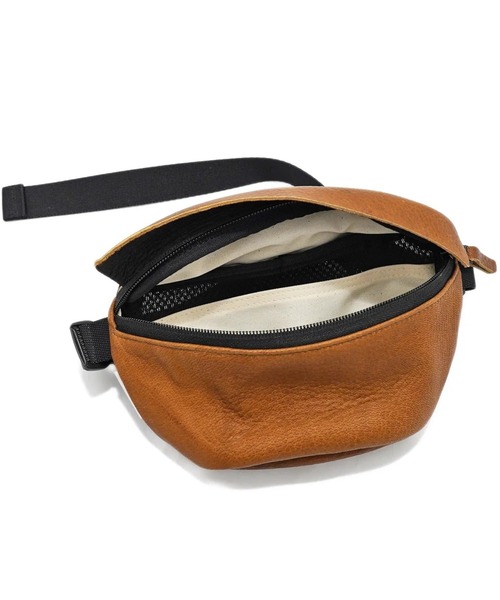 macromauro(マクロマウロ)の「【macromauro】 DEER LEATHER WAIST BAG M(ボディバッグ/ウエストポーチ・メンズ・ブラック/ブラウン・MEDIUM)」の18枚目の写真
