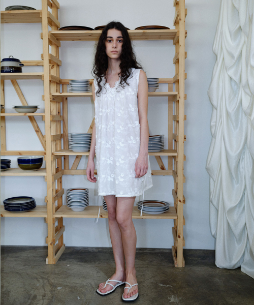 MOHAN(モハン)の「TIR EMBROIDERED COTTON MIDI DRESS_WHITE(ワンピース・レディース・オフホワイト・SMALL/LARGE/MEDIUM)」の3枚目の写真
