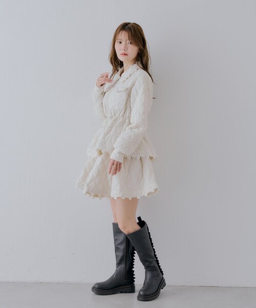 Chico(チコ)の「【SALON by Chico】フラワースカラップキルティングZIPジャケット / セットアップ対応可能(ブルゾン・レディース・ブラック/アイボリー・FREE)」の4枚目の写真