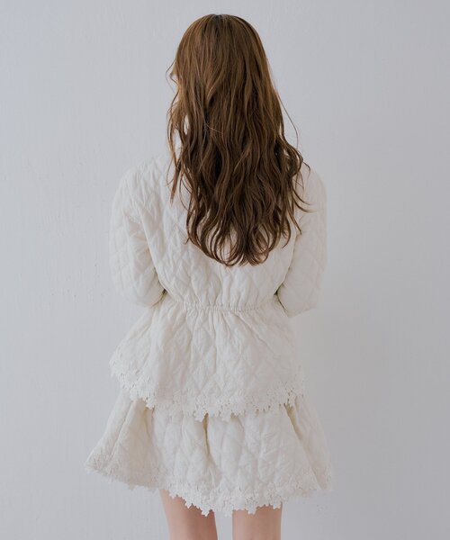 Chico(チコ)の「【SALON by Chico】フラワースカラップキルティングZIPジャケット / セットアップ対応可能(ブルゾン・レディース・ブラック/アイボリー・FREE)」の6枚目の写真