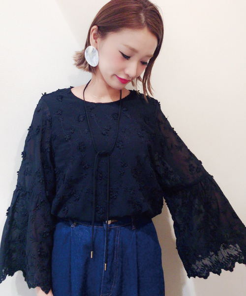 mysty woman（ミスティウーマン）の「花柄刺繍シフォンチョーカー付フレアブラウス（シャツ/ブラウス・レディース・オフホワイト/ブラック/ピンクベージュ/ブル－グレ－・FREE）」の2枚目の写真