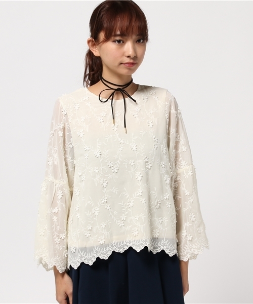 mysty woman（ミスティウーマン）の「花柄刺繍シフォンチョーカー付フレアブラウス（シャツ/ブラウス・レディース・オフホワイト/ブラック/ピンクベージュ/ブル－グレ－・FREE）」の5枚目の写真