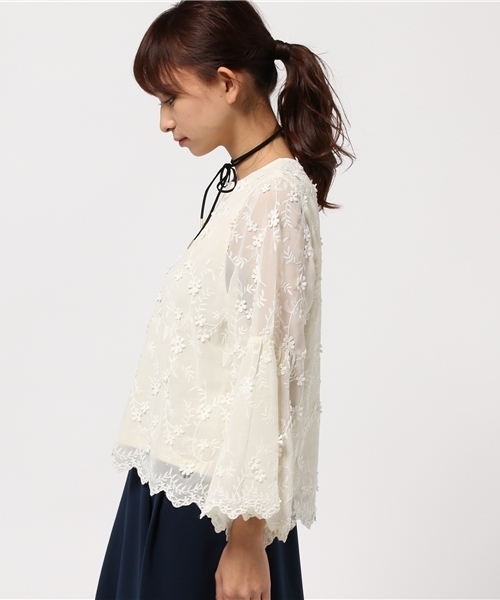 mysty woman（ミスティウーマン）の「花柄刺繍シフォンチョーカー付フレアブラウス（シャツ/ブラウス・レディース・オフホワイト/ブラック/ピンクベージュ/ブル－グレ－・FREE）」の6枚目の写真