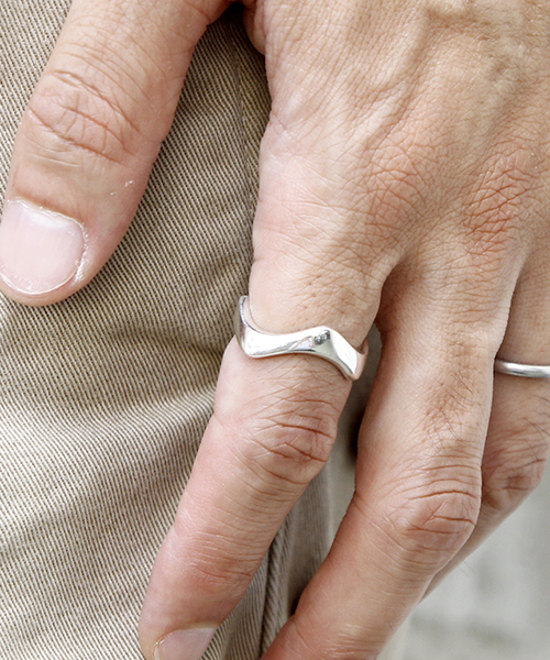 YArKA（ヤーカ）の「【YArKA/ヤーカ】silver925 plane wave ring[uto2]/プレーンウェーブリング（リング・メンズ・シルバー/イエローゴールド/ゴールド・#13/#17/#15/#9/#11/#19/#7/#21）」の10枚目の写真