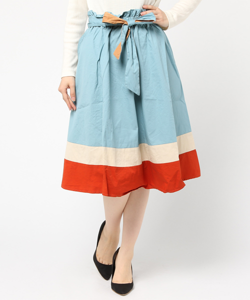 POU DOU DOU(プードゥドゥ)の「裾配色切り替えフレアースカート(スカート・レディース・アイボリー/ブルー・3)」の1枚目の写真