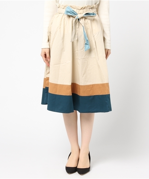 POU DOU DOU(プードゥドゥ)の「裾配色切り替えフレアースカート(スカート・レディース・アイボリー/ブルー・3)」の5枚目の写真