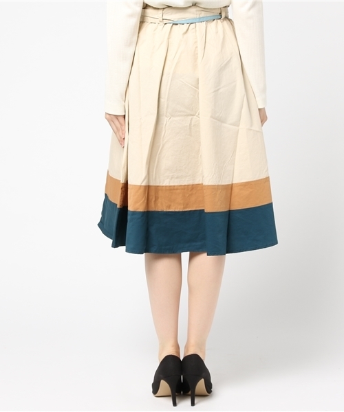 POU DOU DOU(プードゥドゥ)の「裾配色切り替えフレアースカート(スカート・レディース・アイボリー/ブルー・3)」の7枚目の写真