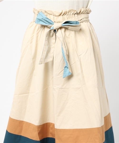 POU DOU DOU(プードゥドゥ)の「裾配色切り替えフレアースカート(スカート・レディース・アイボリー/ブルー・3)」の8枚目の写真