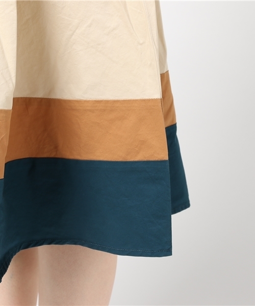 POU DOU DOU(プードゥドゥ)の「裾配色切り替えフレアースカート(スカート・レディース・アイボリー/ブルー・3)」の3枚目の写真