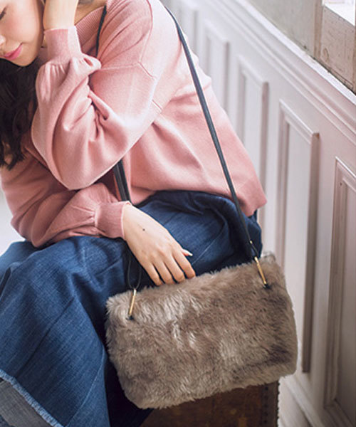 GeeRA（ジーラ）の「ふわもこフェイクファーショルダーバッグ（ハンドバッグ・レディース・ワイン/ベージュ/ブラック系その他/ホワイト系その他・FREE）」の5枚目の写真