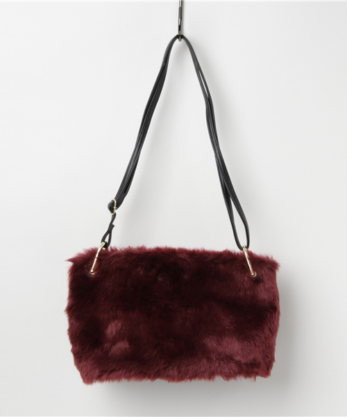 GeeRA（ジーラ）の「ふわもこフェイクファーショルダーバッグ（ハンドバッグ・レディース・ワイン/ベージュ/ブラック系その他/ホワイト系その他・FREE）」の4枚目の写真