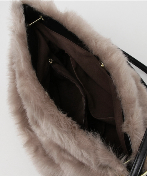 GeeRA（ジーラ）の「ふわもこフェイクファーショルダーバッグ（ハンドバッグ・レディース・ワイン/ベージュ/ブラック系その他/ホワイト系その他・FREE）」の8枚目の写真