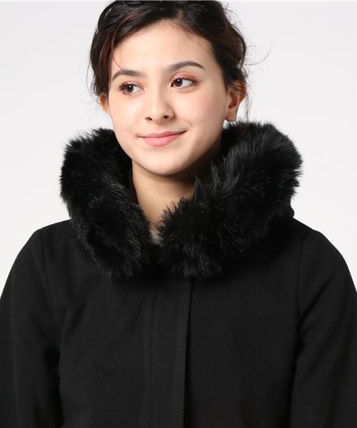 フェミニンなエコファーでレディな印象に！フード付きフェイクファー