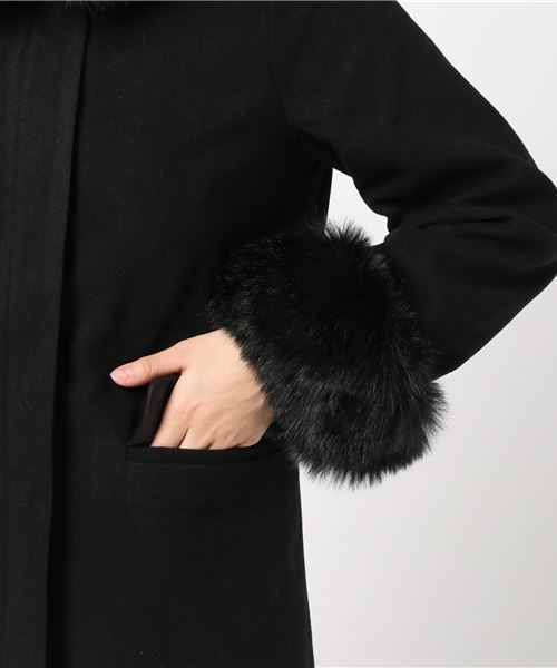 フェミニンなエコファーでレディな印象に！フード付きフェイクファー