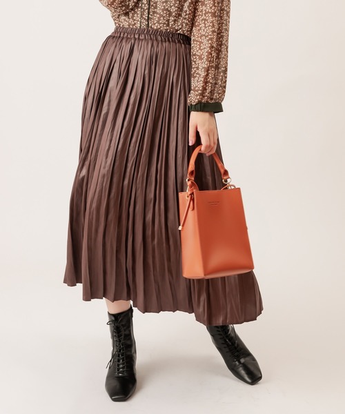 natural couture(ナチュラルクチュール)の「レザーライクナイルサテンプリーツスカート(スカート・レディース・ブラック/ダークブラウン/ベージュ/ブルー・FREE)」の3枚目の写真
