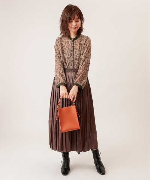 natural couture(ナチュラルクチュール)の「レザーライクナイルサテンプリーツスカート(スカート・レディース・ブラック/ダークブラウン/ベージュ/ブルー・FREE)」の8枚目の写真