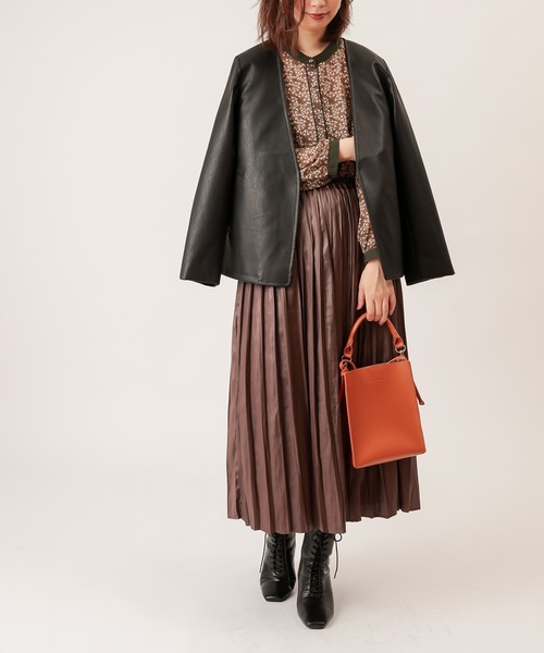 natural couture(ナチュラルクチュール)の「レザーライクナイルサテンプリーツスカート(スカート・レディース・ブラック/ダークブラウン/ベージュ/ブルー・FREE)」の10枚目の写真