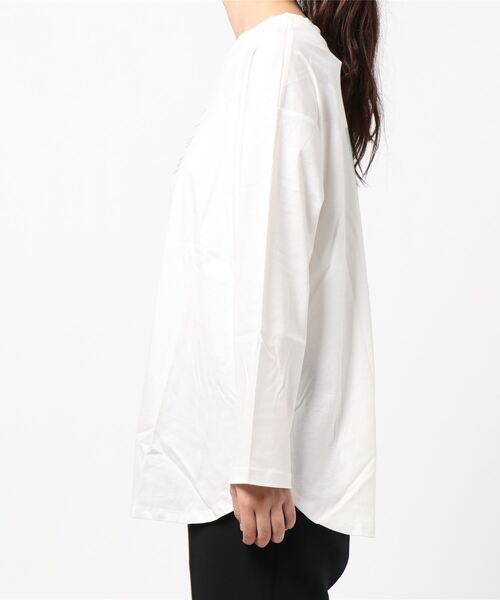 INTERPLANET（インタープラネット）の「シルケットスムース前後２ＷＡＹロゴ転写プリントプルオーバー（Tシャツ/カットソー・レディース・グレイッシュベージュ/オフホワイト・FREE）」の4枚目の写真