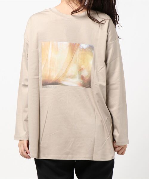 INTERPLANET（インタープラネット）の「シルケットスムース前後２ＷＡＹロゴ転写プリントプルオーバー（Tシャツ/カットソー・レディース・グレイッシュベージュ/オフホワイト・FREE）」の3枚目の写真
